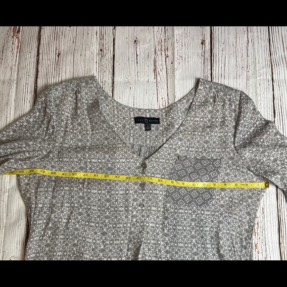 Button up v neck high low hem gray print blouse XL - Picture 5 of 5